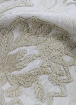 COUSSIN À MOTIF FLORAL TEXTURÉ ET BRODÉ JAKARTA ÉCRU