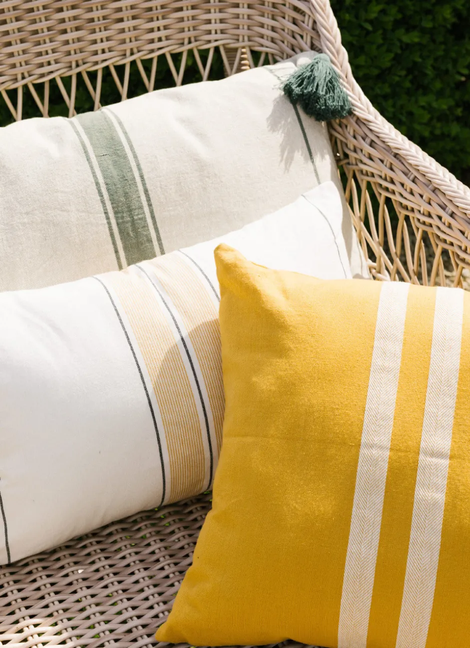 COUSSIN TEXTURÉ À RAYURES AVEC POMPONS BEIGE