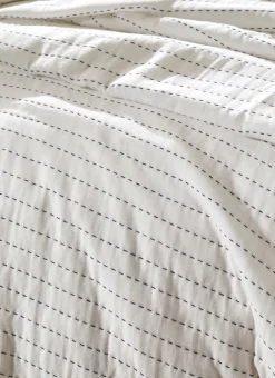 COUVRE LIT MATELASSÉ EREVAN ÉCRU / MARINE