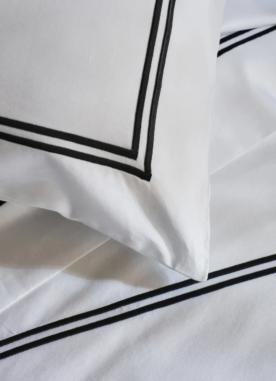 DRAP PLAT EN SATIN BLANC/NOIR