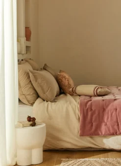ÉDREDON EN VELOURS GANSÉ D'UN BIAIS CONTRASTÉ ROSE ACAJOU