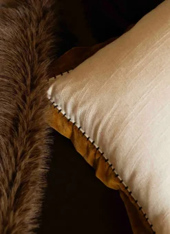 HOUSSE DE COUSSIN TEXTURÉE FINITION EN VELOURS ECRU
