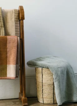 PANIER EN FIBRES DE MAÏS AVEC LIGNES NOIRES ECRU/NOIR
