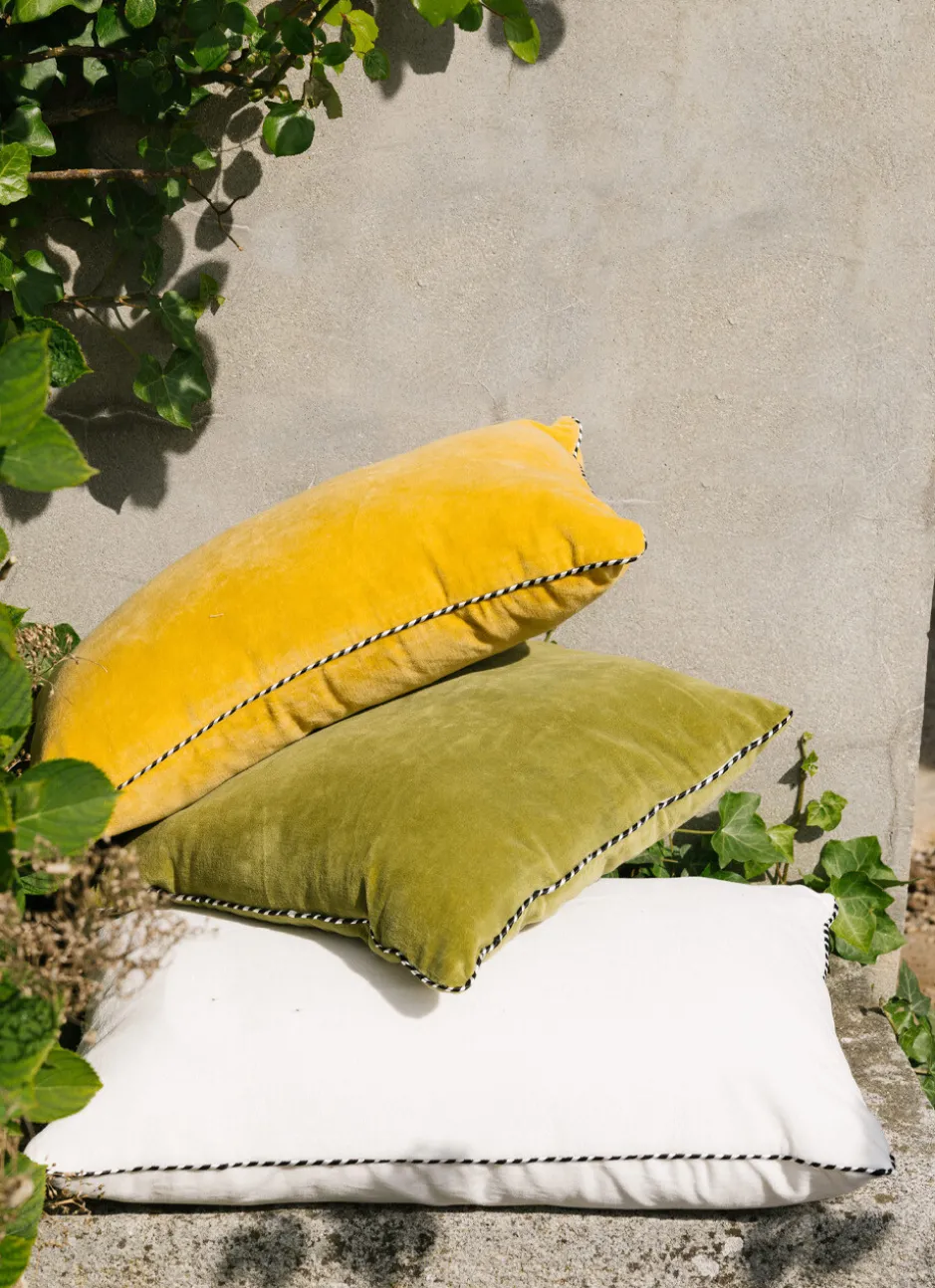 PETIT COUSSIN EN VELOURS AVEC PASSEPOIL RAYÉ OCRE