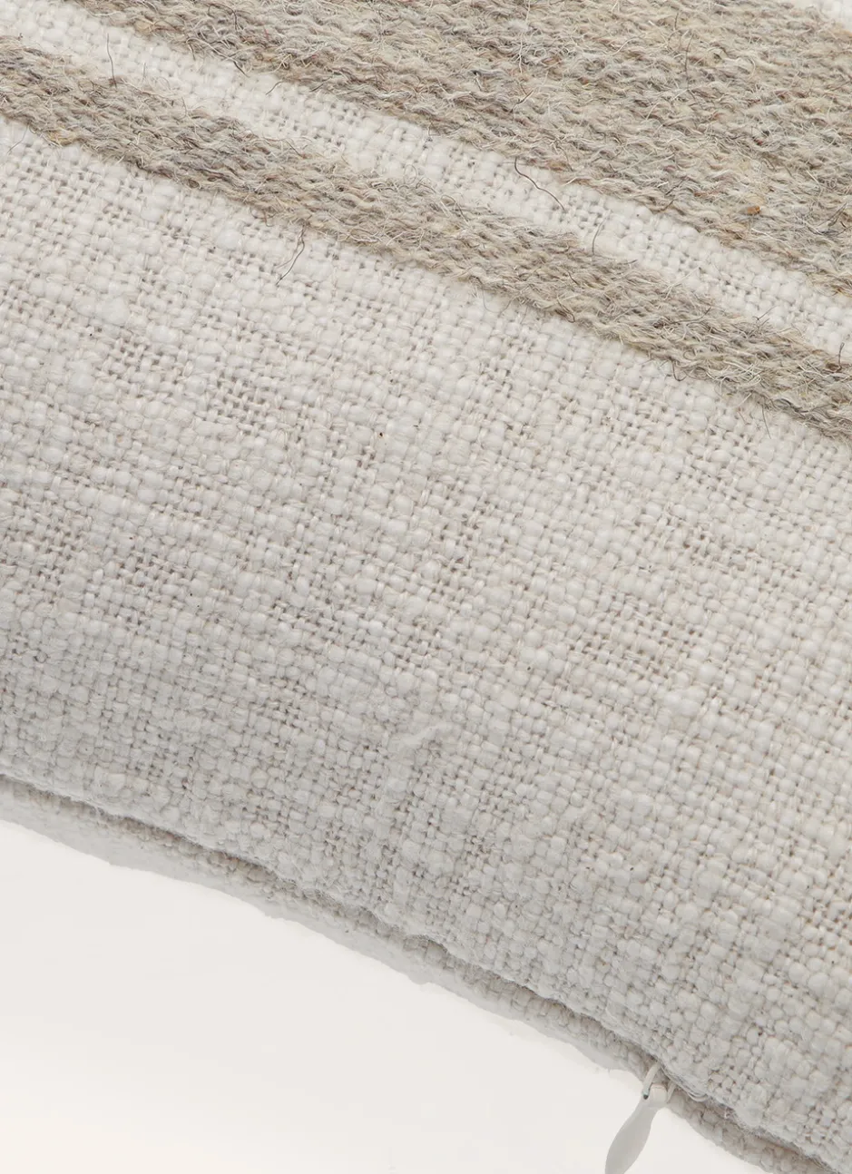 PETIT COUSSIN TEXTURÉ AVEC BANDE BRODÉE EN JUTE BEIGE