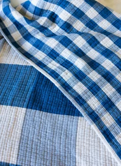 PLAID EN GAZE DE COTON À CARREAUX RÉVERSIBLE BLEU JEAN
